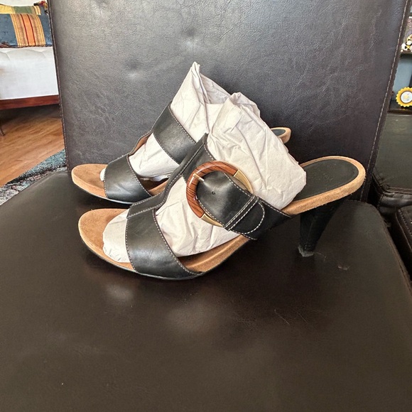 Circa Joan & David. Black leather mule. US 8.5 (actually size 9 but fits small) - Picture 3 of 7